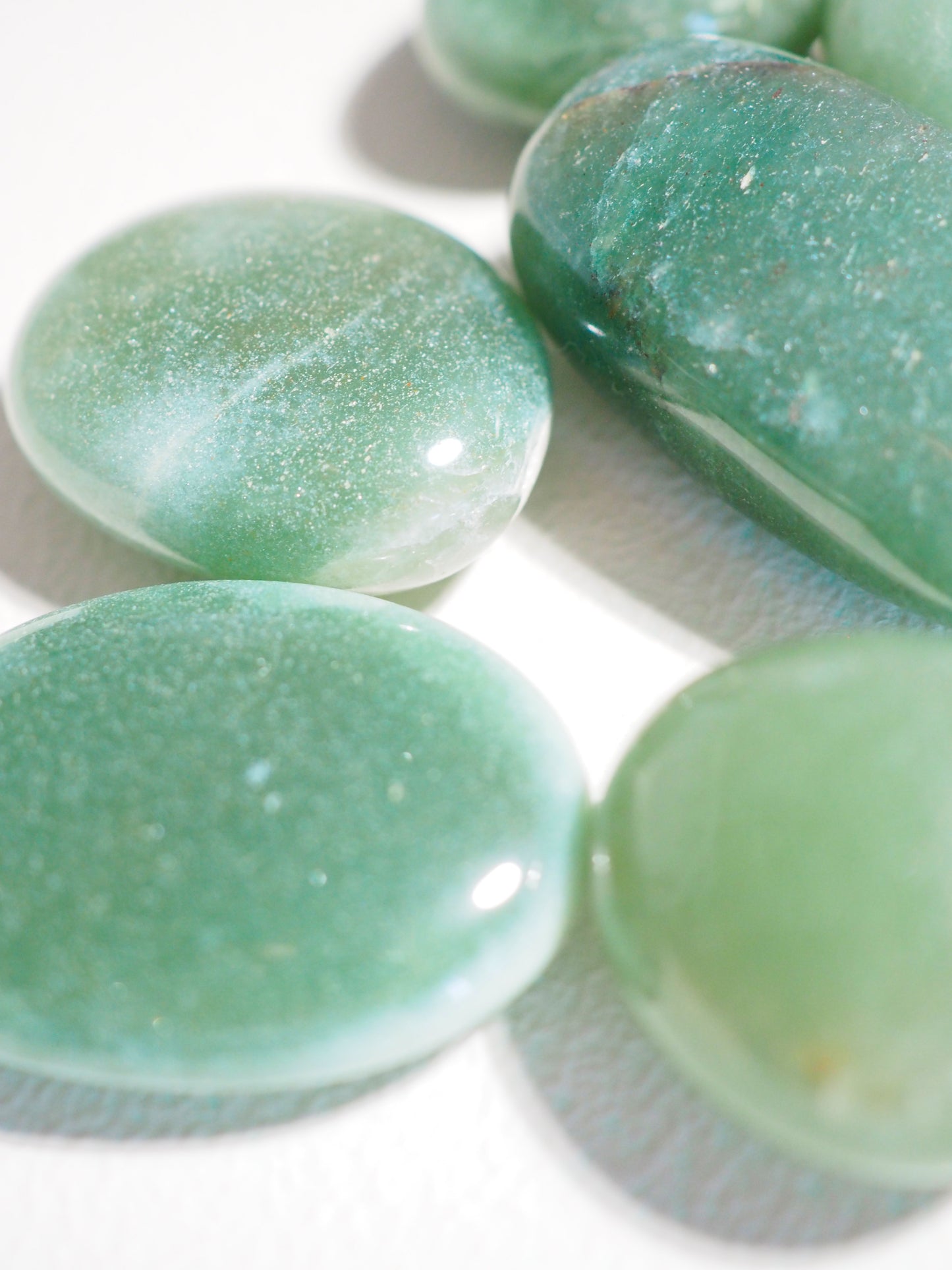 Grüner Aventurin Trommel Stein . Green Aventurine Tumble ca. 2-3cm - aus Indien