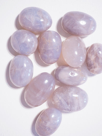 Blauer Rosenquarz Trommel Stein . Blue Rosequartz Tumble ca. 2 cm - aus Madagascar HIGH QUALITY