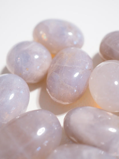 Blauer Rosenquarz Trommel Stein . Blue Rosequartz Tumble ca. 2 cm - aus Madagascar HIGH QUALITY