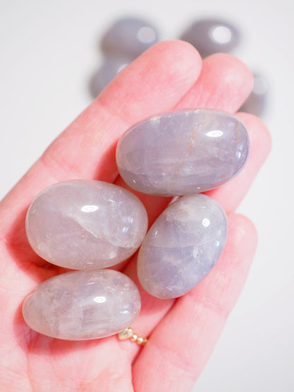 Blauer Rosenquarz Trommel Stein . Blue Rosequartz Tumble ca. 2 cm - aus Madagascar HIGH QUALITY