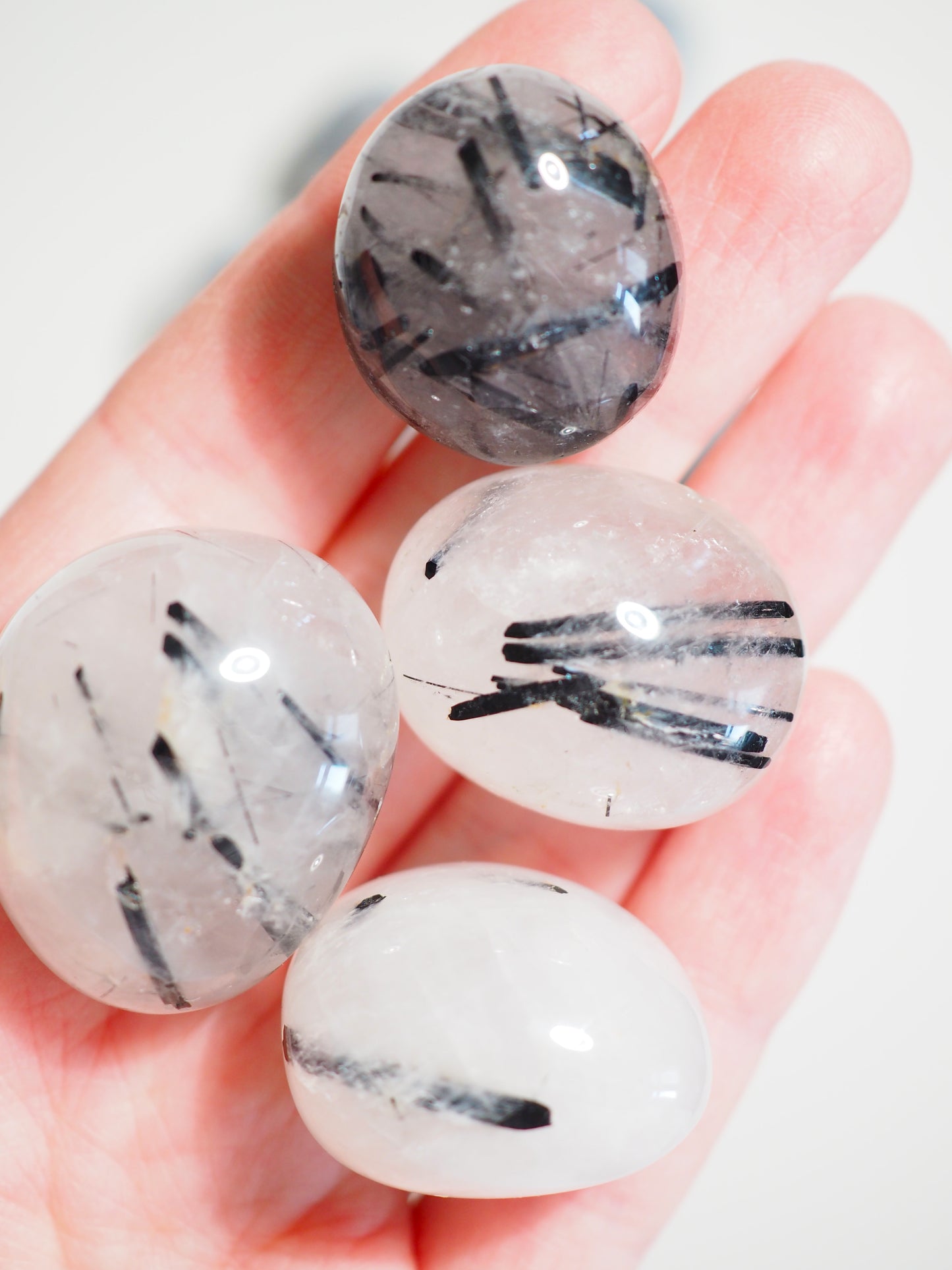 Schwarzer Turmalin in Quarz Trommel Stein . Black Turmaline in Quartz Tumble ca. 2 cm  - aus Brasilien HIGH QUALITY