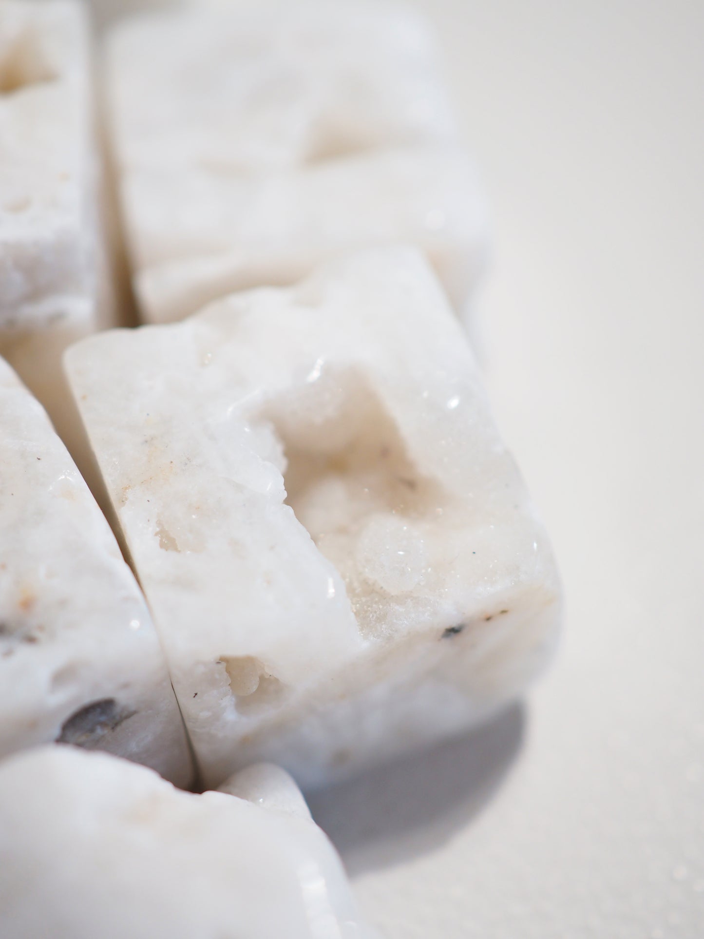 Weißer Sphalerit Würfel .  White Sphalerite Cube ca. 1cm - Druzy