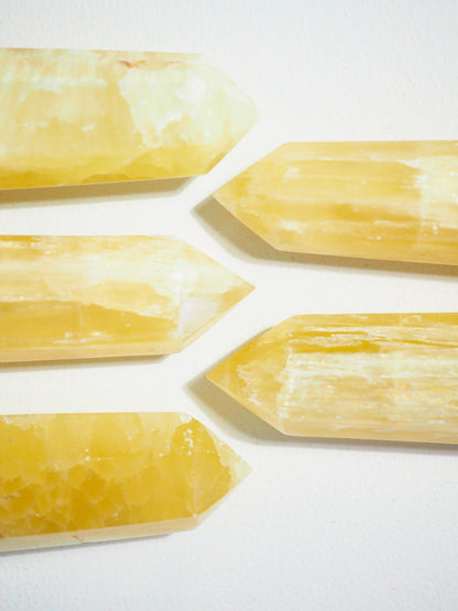 Limonen Calcit Spitze . Lemon Calcite Point ca 9 cm - aus