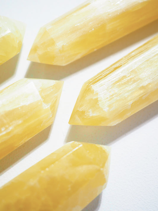 Limonen Calcit Spitze . Lemon Calcite Point ca 9 cm - aus