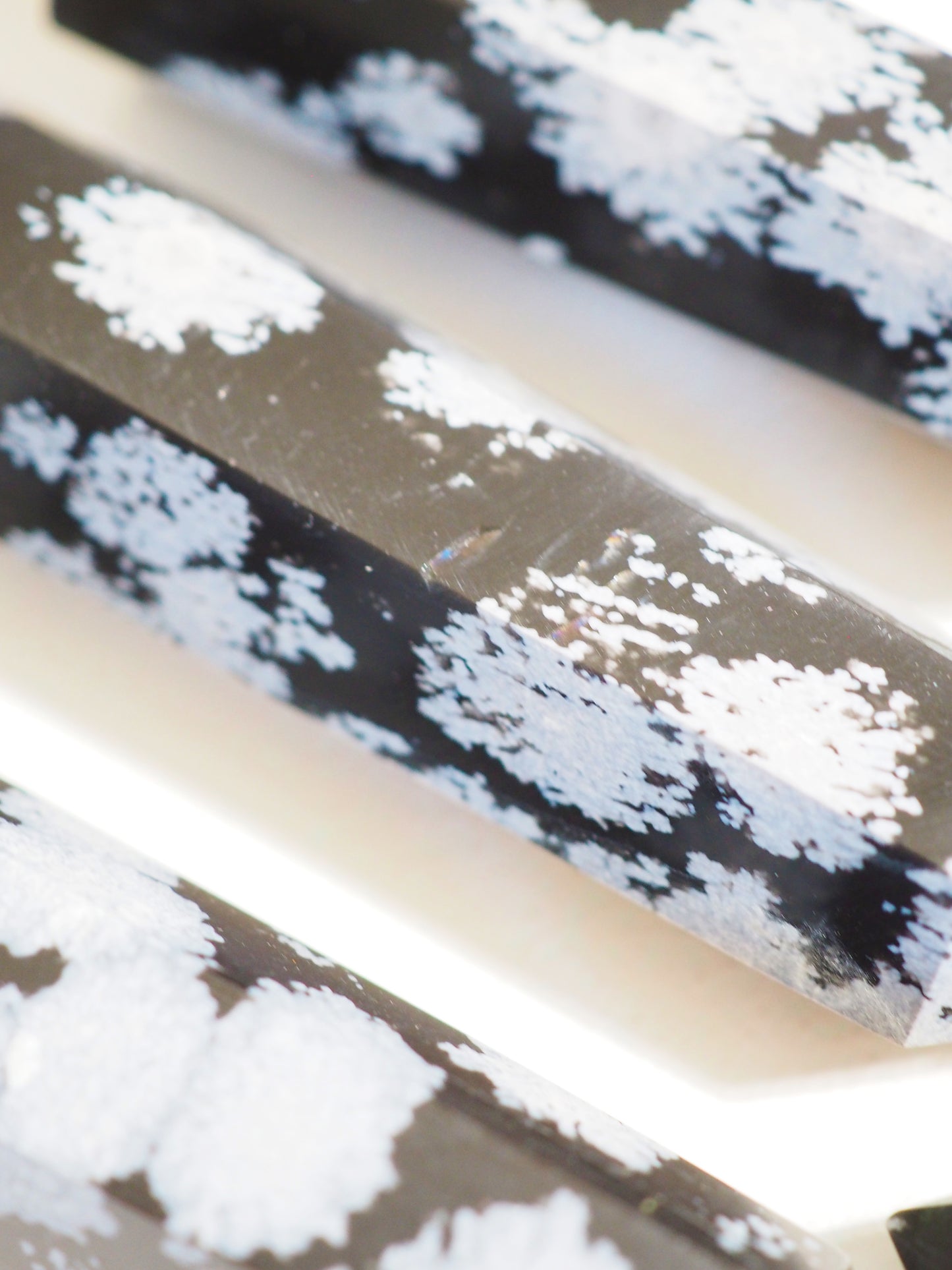 Schneeflocken Obsidian Spitze .  Snowfalke Obsidian Point ca. 7-8cm