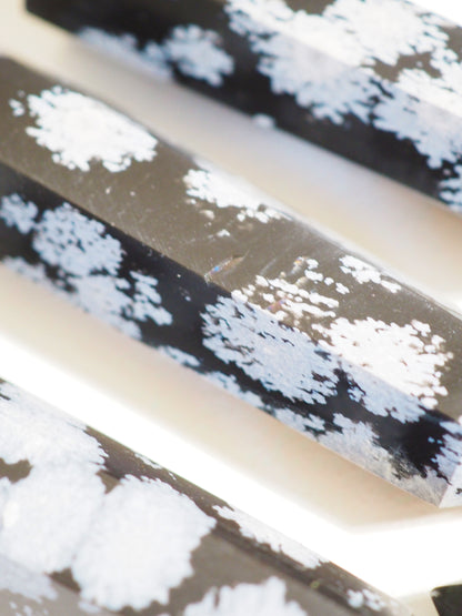 Schneeflocken Obsidian Spitze .  Snowfalke Obsidian Point ca. 7-8cm