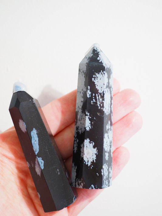 Schneeflocken Obsidian Spitze .  Snowfalke Obsidian Point ca. 7-8cm