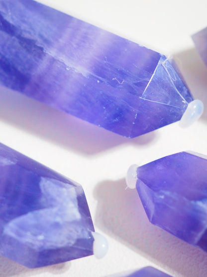 Indigo Fluorit Spitze . Indigo Fluorite Point ca 8-9 cm - aus China