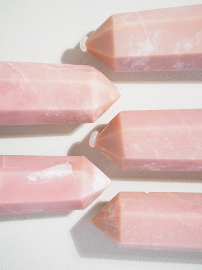 Dunkel Pinke Opal Spitze  . Deep Pink Opal Point ca 8-9cm - Hand Carved