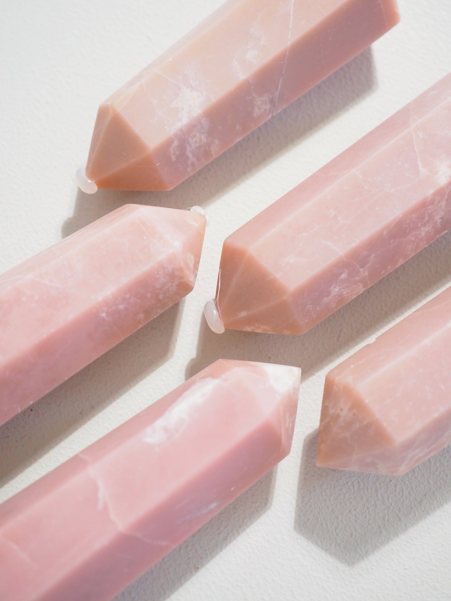 Dunkel Pinke Opal Spitze  . Deep Pink Opal Point ca 8-9cm - Hand Carved