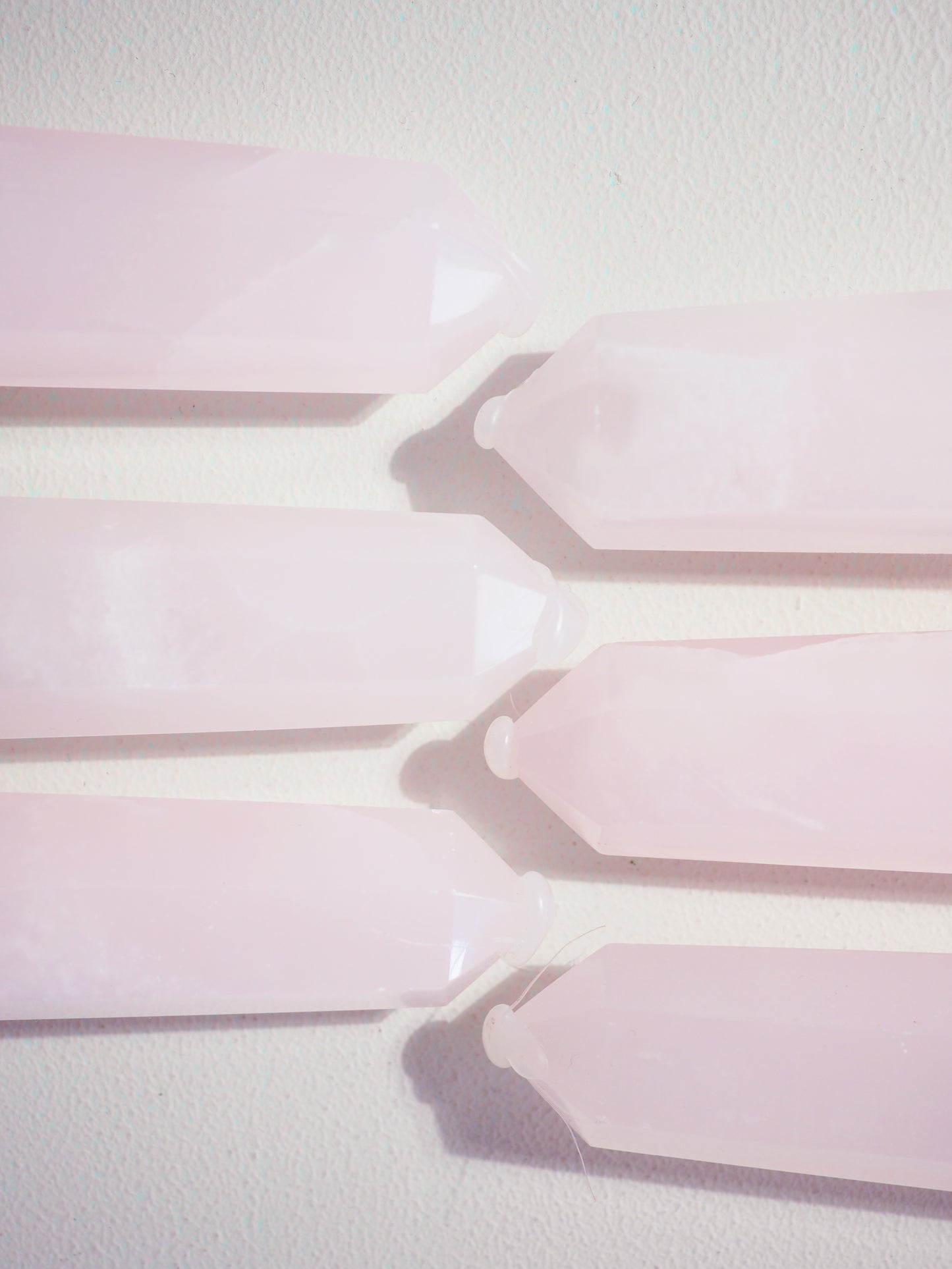 Mangano  Pinker Calcit Spitze / Pink Calcite Point ca. 8-9 cm - Handcarving UV REAKTIV