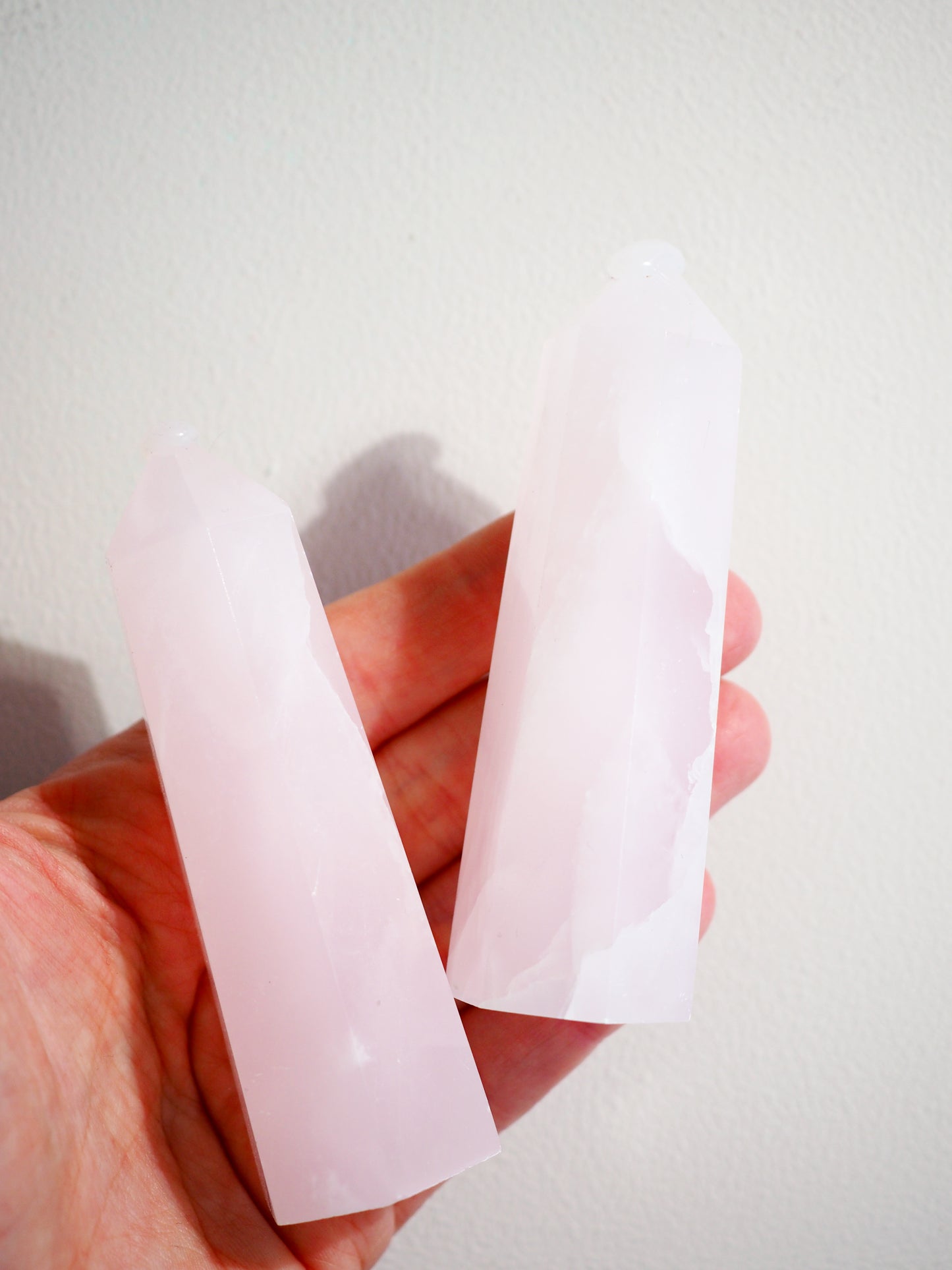 Mangano  Pinker Calcit Spitze / Pink Calcite Point ca. 8-9 cm - Handcarving UV REAKTIV