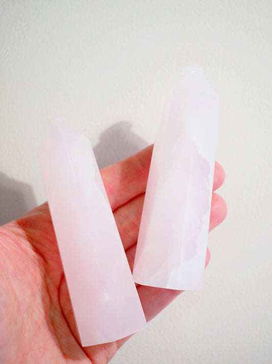Mangano  Pinker Calcit Spitze / Pink Calcite Point ca. 8-9 cm - Handcarving UV REAKTIV