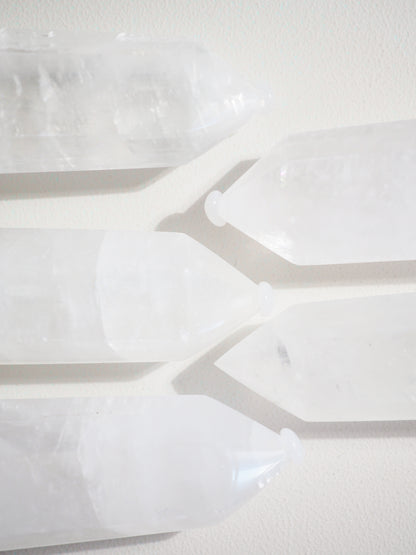 Weisser Calcit Spitze L mit Regenbögen .  White Calcite big Point with Rainbows 9-11 cm - HIGH QUALITY