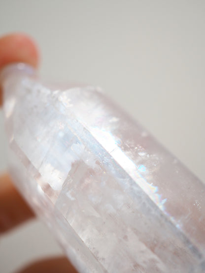 Weisser Calcit Spitze L mit Regenbögen .  White Calcite big Point with Rainbows 9-11 cm - HIGH QUALITY