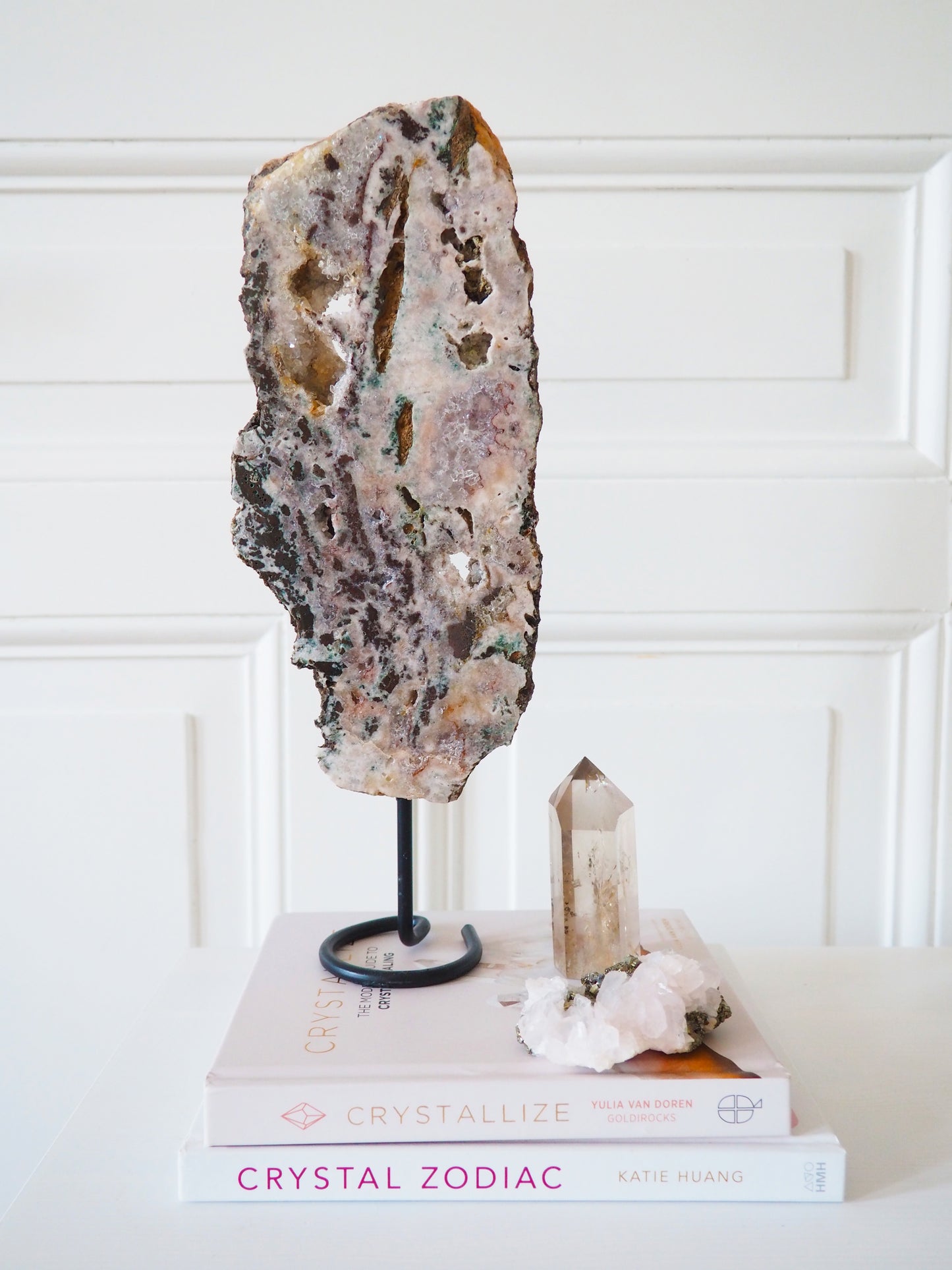 Pink Amethyst auf Ständer . Pink Amethyst on Stand ca. 34 cm [51] - aus Patagonien