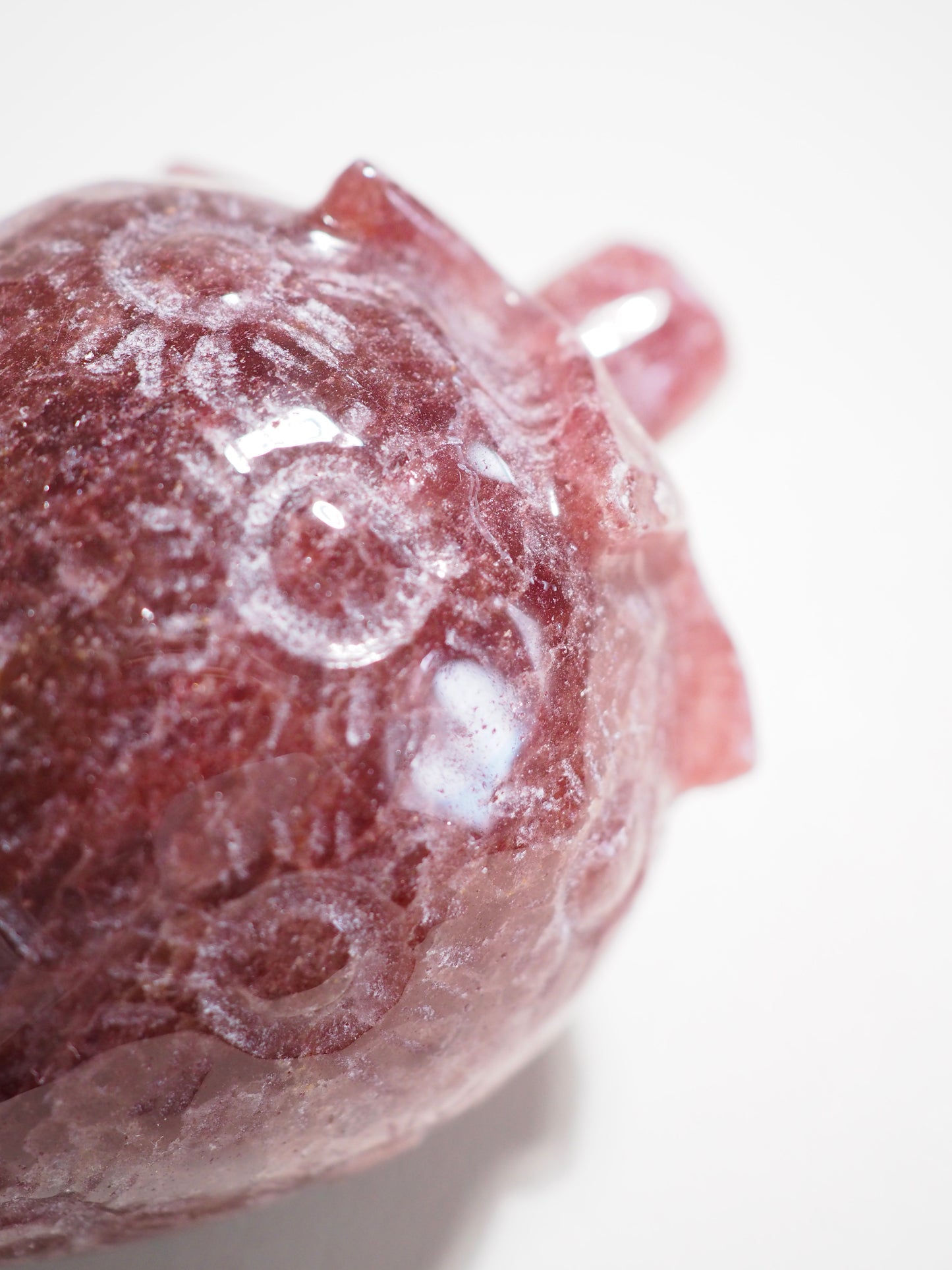 Erdbeerquarz . Roter Aventurin Erdbeere . Strawberry Quartz Strawberry ca. 10 cm  500g. aus Indien Hand Carved