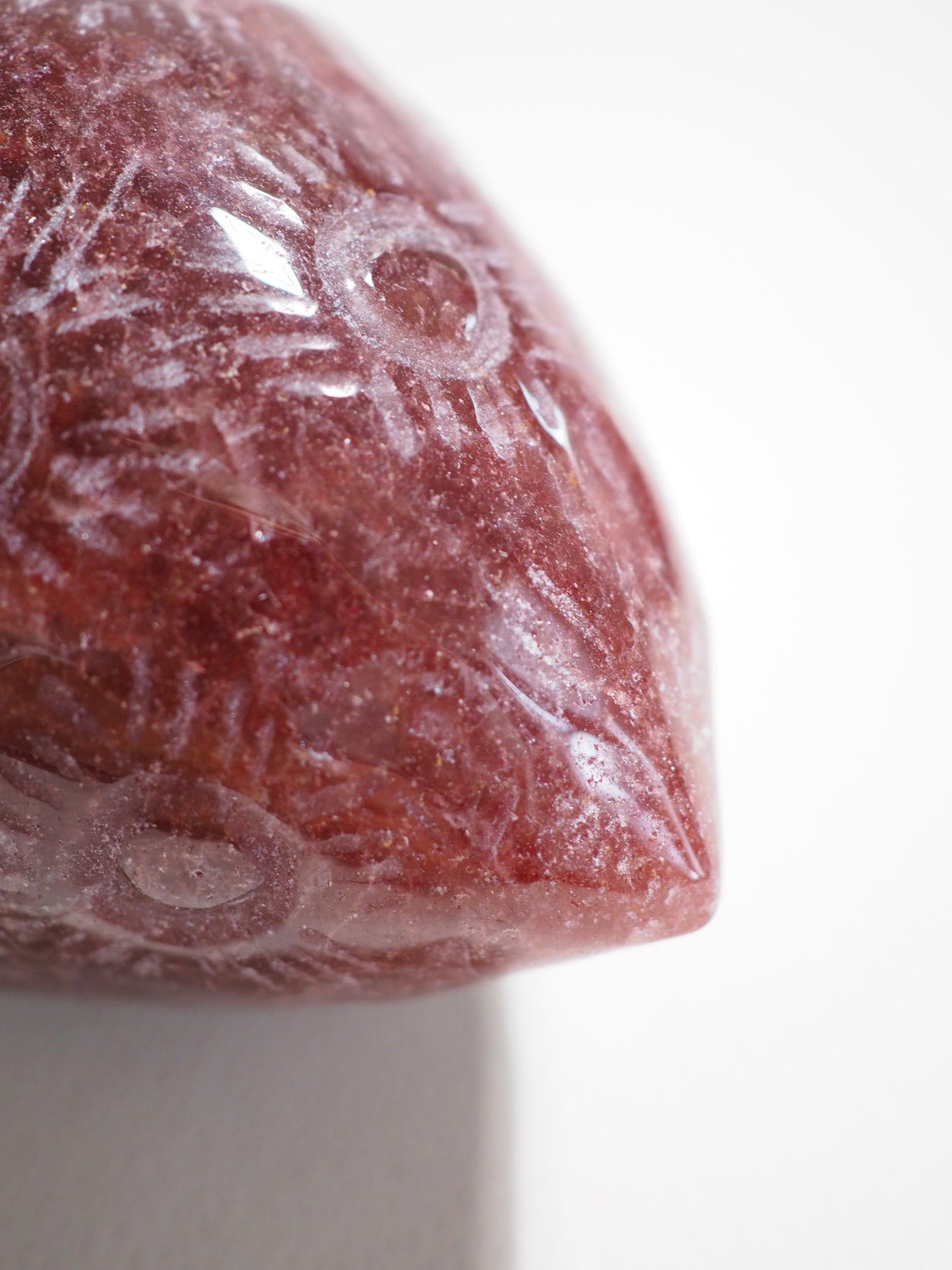 Erdbeerquarz . Roter Aventurin Erdbeere . Strawberry Quartz Strawberry ca. 10 cm  500g. aus Indien Hand Carved