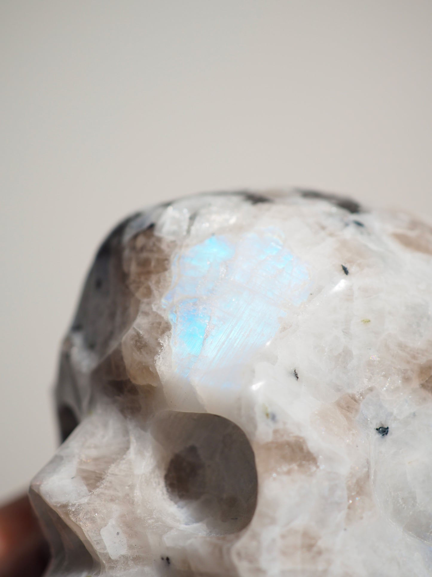 Regenbogen Mondstein Totenkopf . Rainbow Moonstone Skull ca. 11 x 10 cm xxx g - aus Indien . Handcarved in China  High Quality