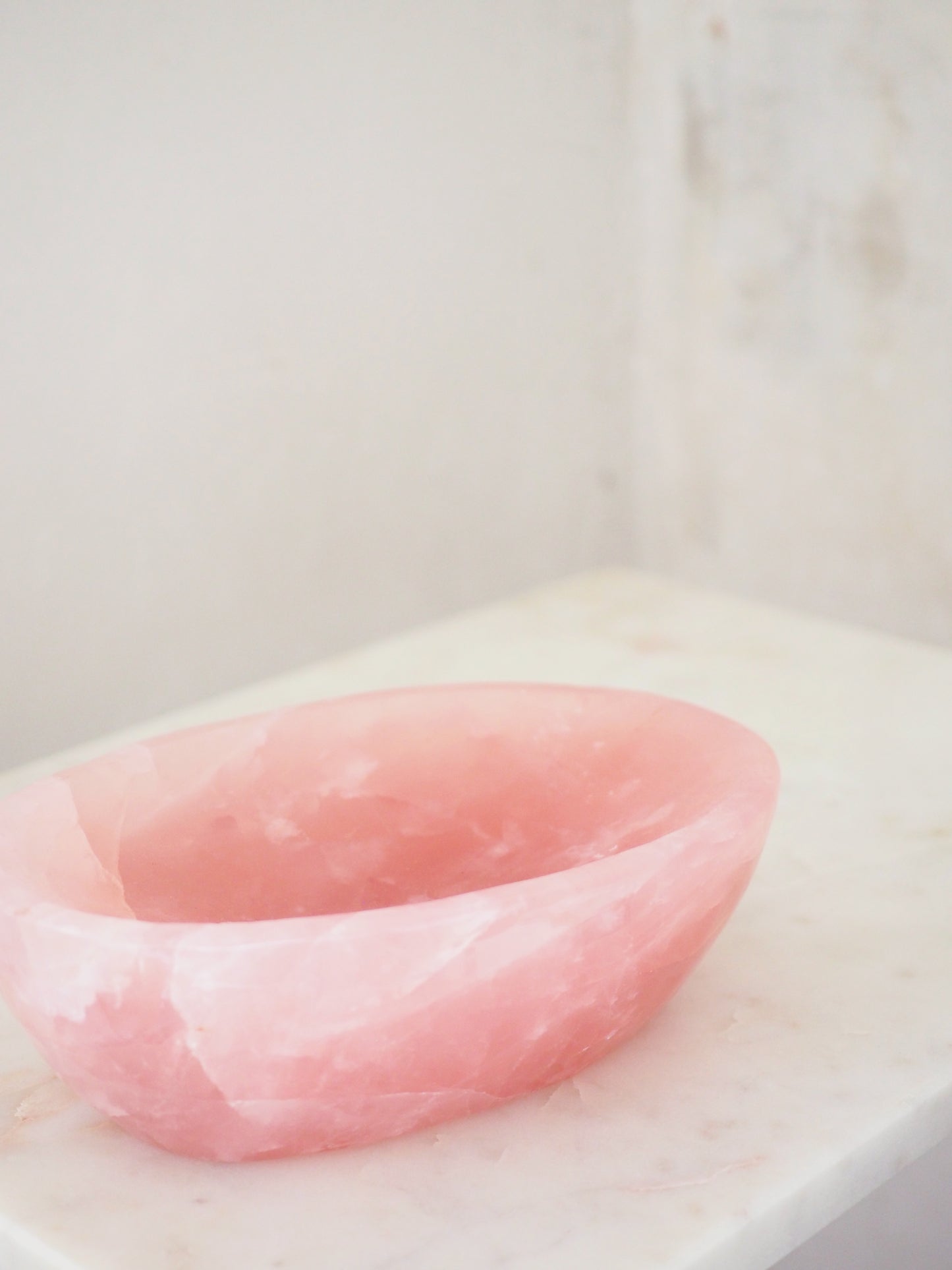 Schale Rosenquarz Oval .  Rosequartz Oval Bowl 1.3 Kg  17 cm - aus Madagascar  Handcarved