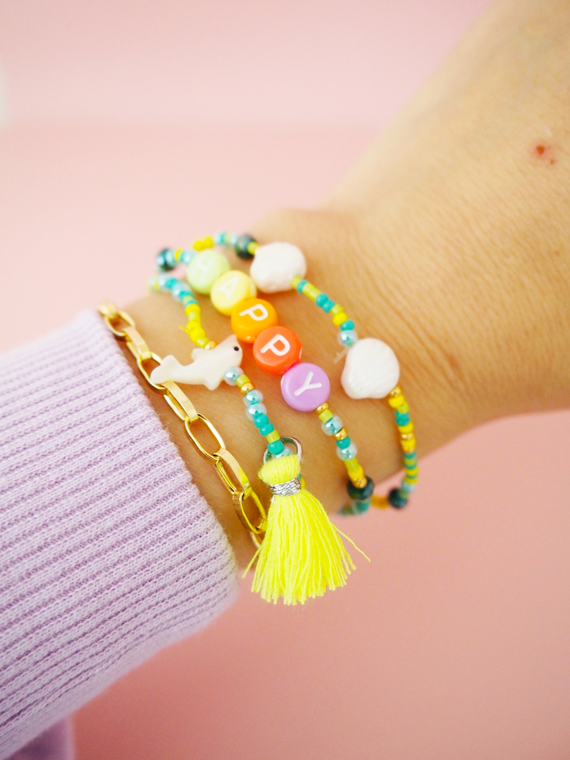Armband Set mit HAPPY Buchstabenperlen. Delfin und Muscheln. Neonfarbene Quaste