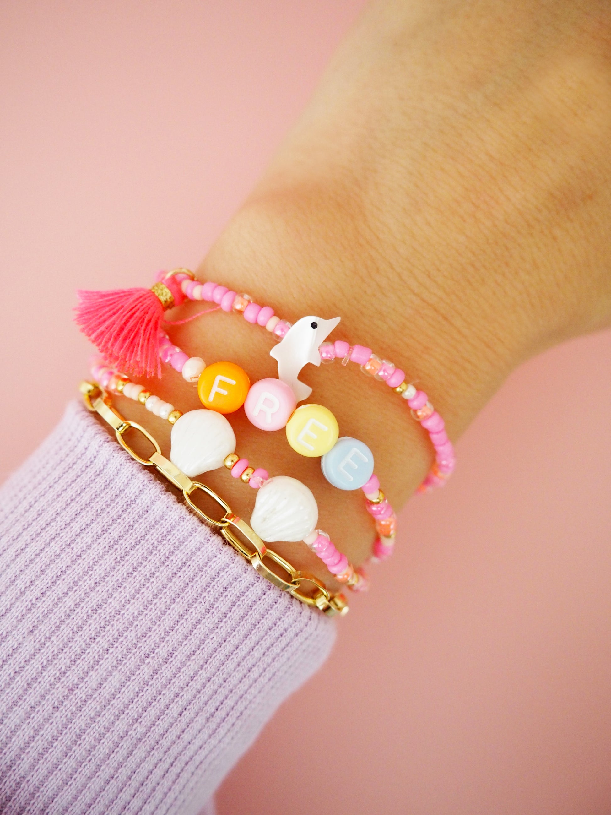 Neon Pink Armband Set im Ibizalook. FREE Muscheln und Delfin mit Neon Quaste. Gold Pink Rosa