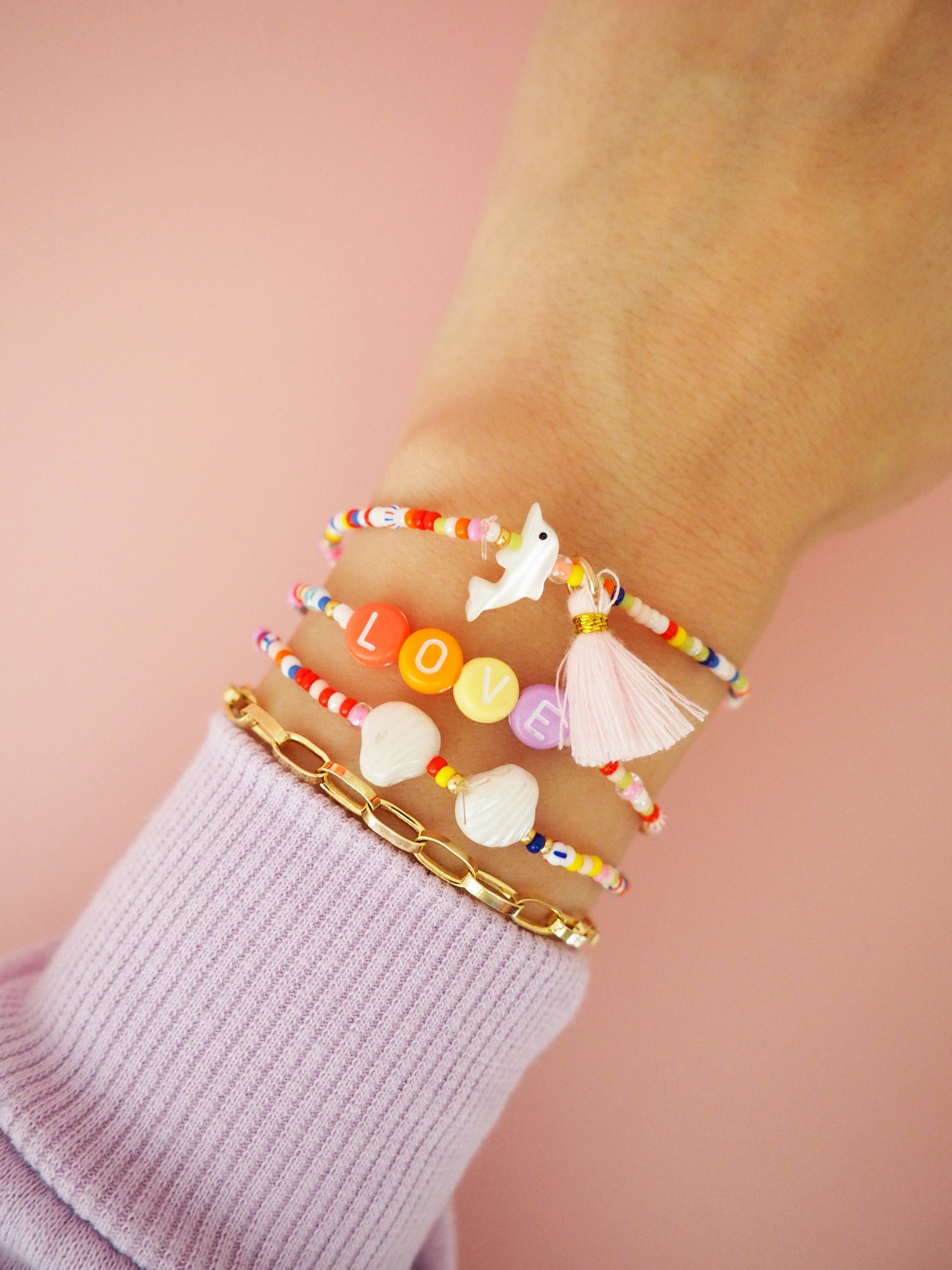 AQUAGEMS Glasperlen Armband Bunt LOVE mit Mushceln Ibizastyle