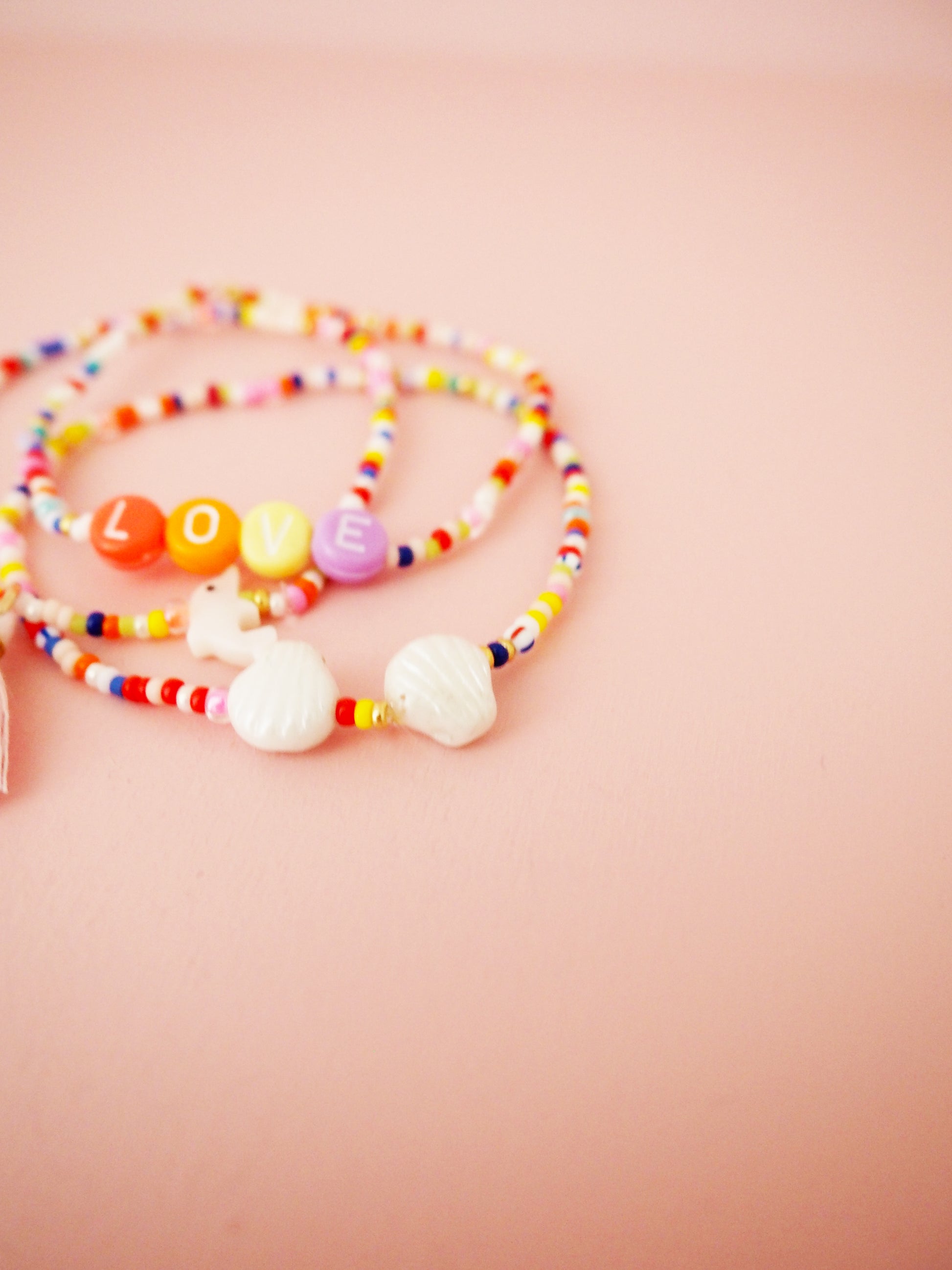 Rainbow, Buntes Glasperlen Armband mit Glasmuscheln und LOVE