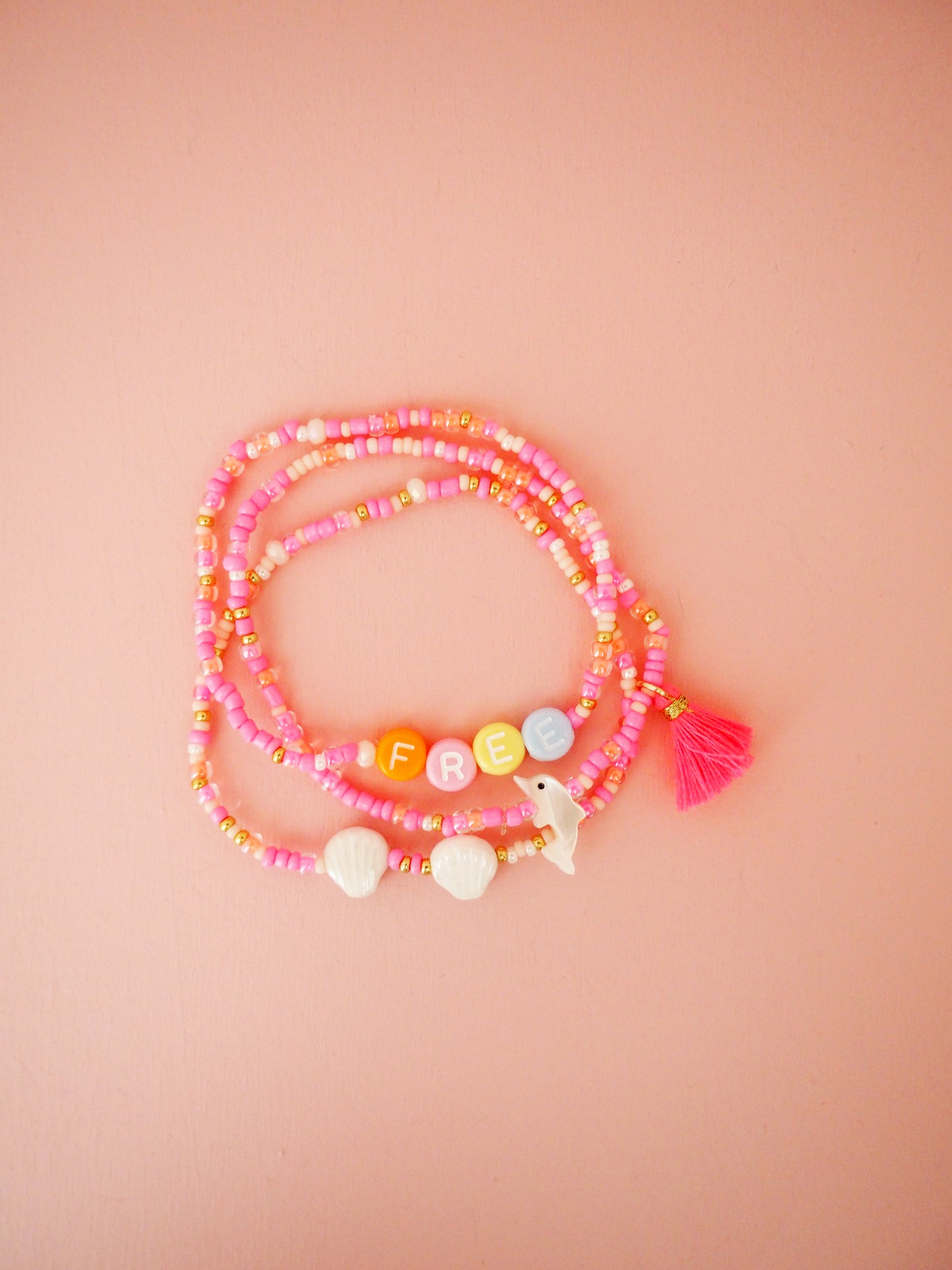 Pinkes Armband Glasperlen Set. FREE Delfin und Muscheln. Neon