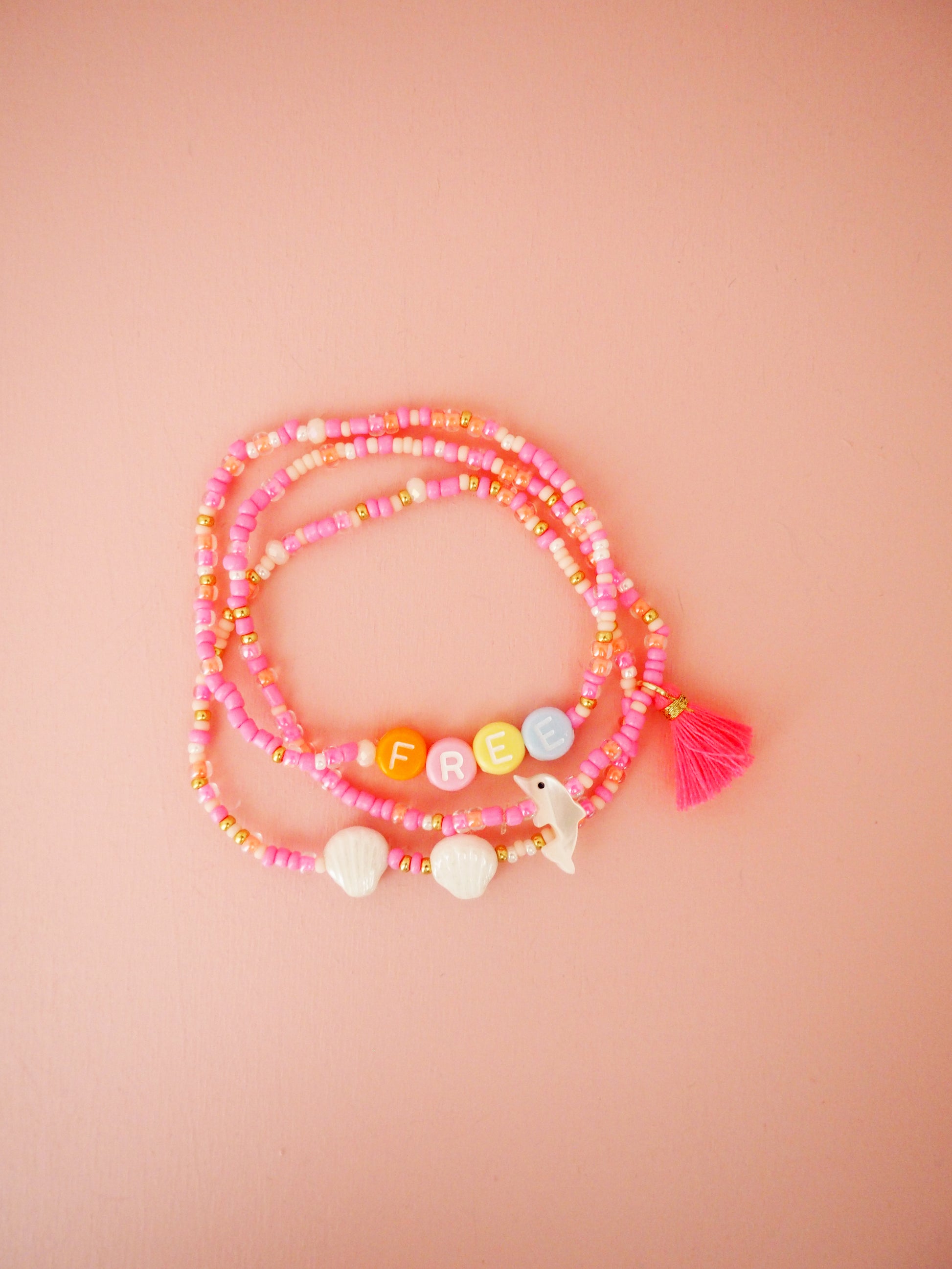 Pinkes Armband Glasperlen Set. FREE Delfin und Muscheln. Neon