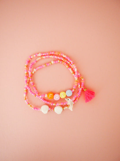 Pinkes Armband Glasperlen Set. FREE Delfin und Muscheln. Neon
