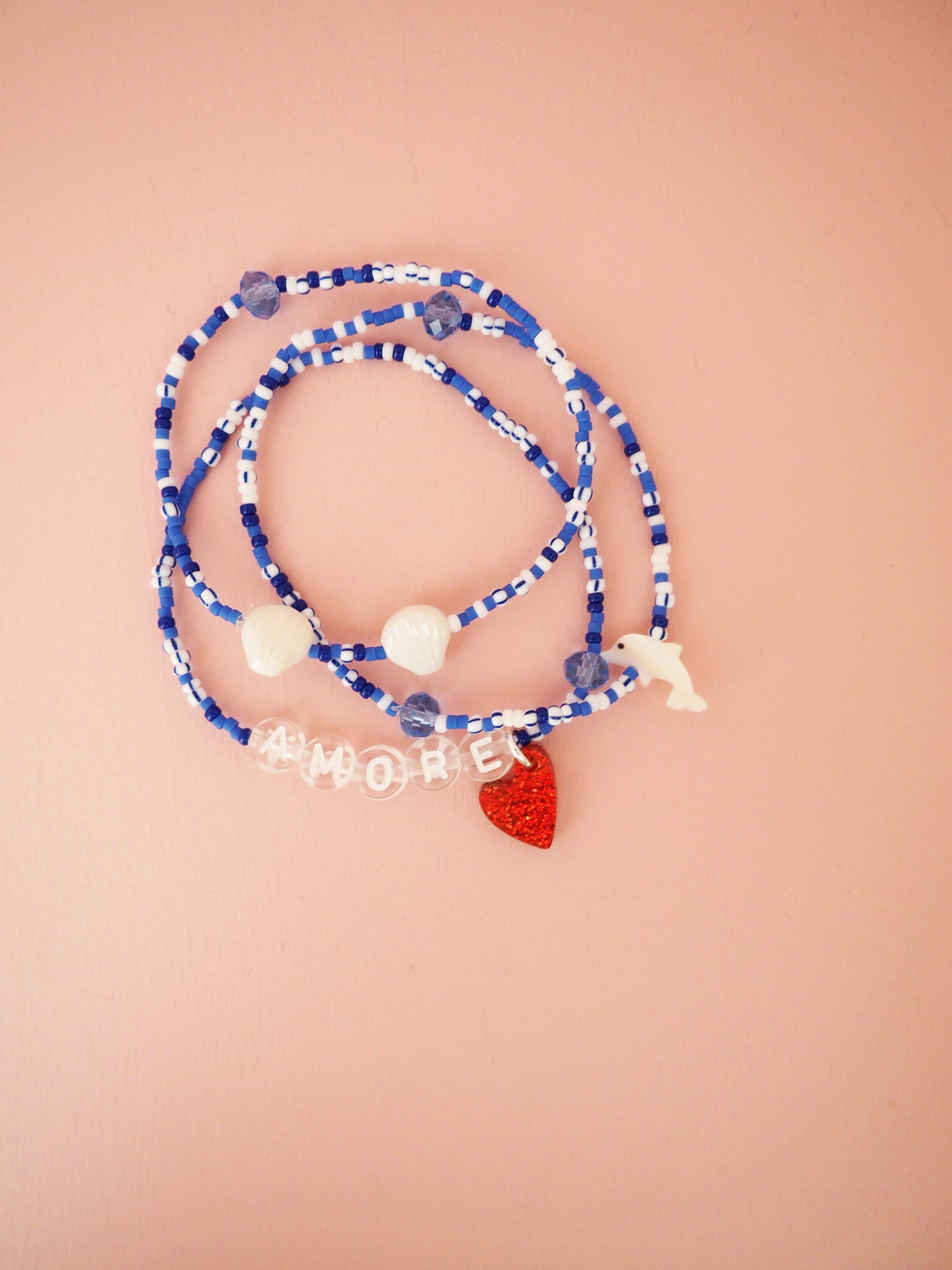 Glasperlen Armband mit Muscheln und BUchstabenperlen