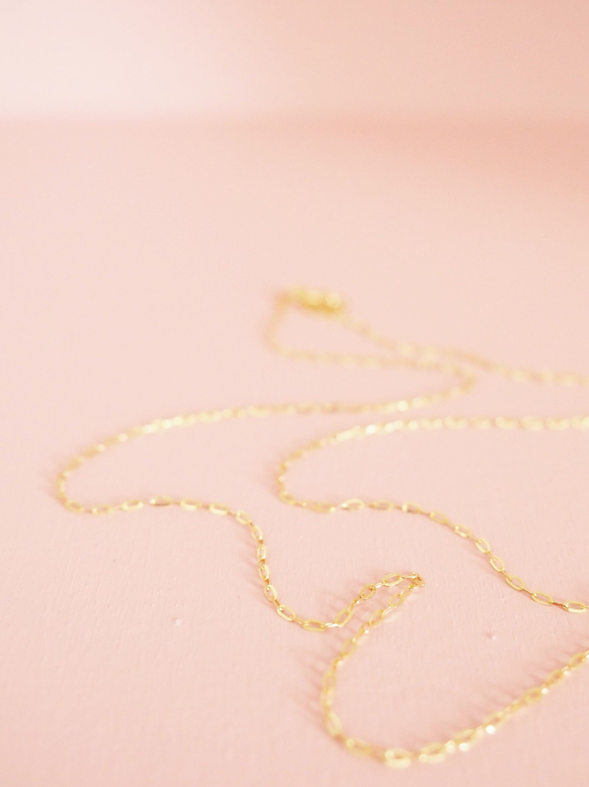 Zarte 333 Gold Kette flache Ankerkette. Dezent fein